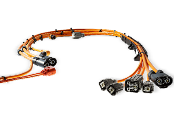 新能源高壓線束是指用于傳輸高壓電力和信號的電線束，通常用于電動汽車、混合動力汽車和其他新能源設(shè)備中。與傳統(tǒng)汽車相比，新能源車輛使用更高電壓的電力系統(tǒng)，因此需要使用高壓線束來傳輸電能。